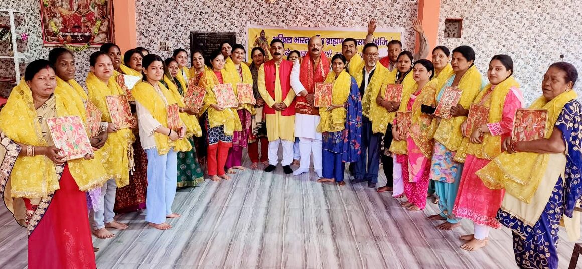 नवरात्रि पर महिला कीर्तन मंडलियों का सम्मान, भजनों से गूंजा मां दुर्गा मंदिर परिसर