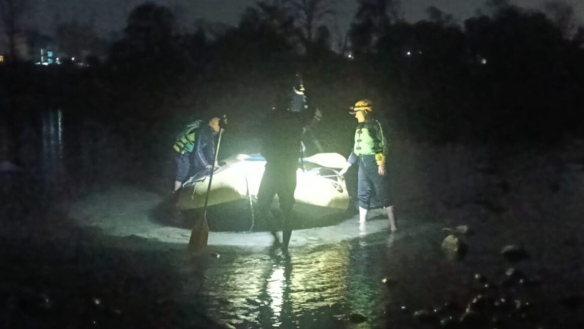 पशुलोक बैराज के निकट टापू पर फंसे युवक को एसडीआरएफ ने किया सकुशल रेस्क्यू